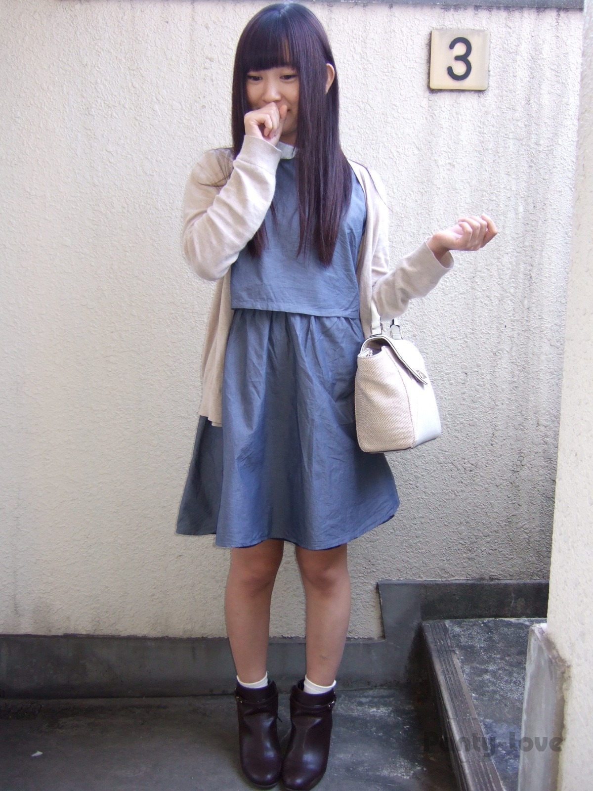 青涩小妹楼梯间内衣展示(1)