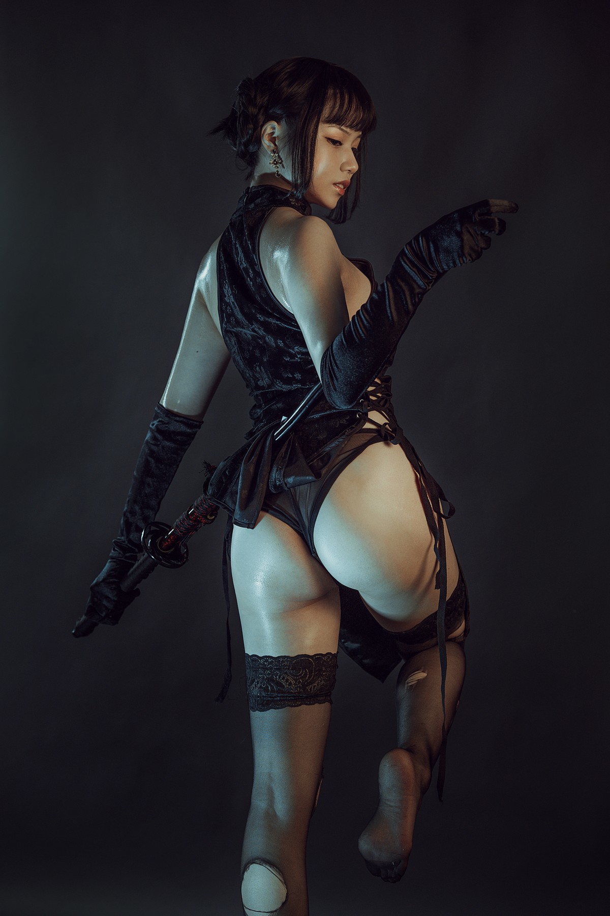 Cosplay 七月喵子 穿旗袍耍剑(1)