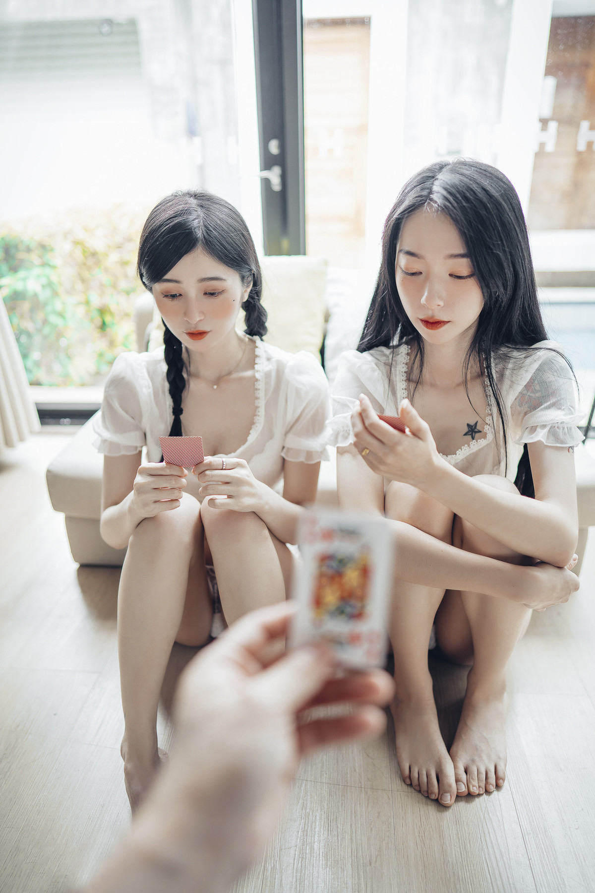 JVID精品 情色國王遊戲🔞比賽寫真情色大突破🔥 飄飄 辰辰 挑戰大家從沒有看過的她們 內容絕對厲害!!超誠意尺度滿滿的國王視角❤️讓兩位女神服侍 誰才是國王 Set.01(9)