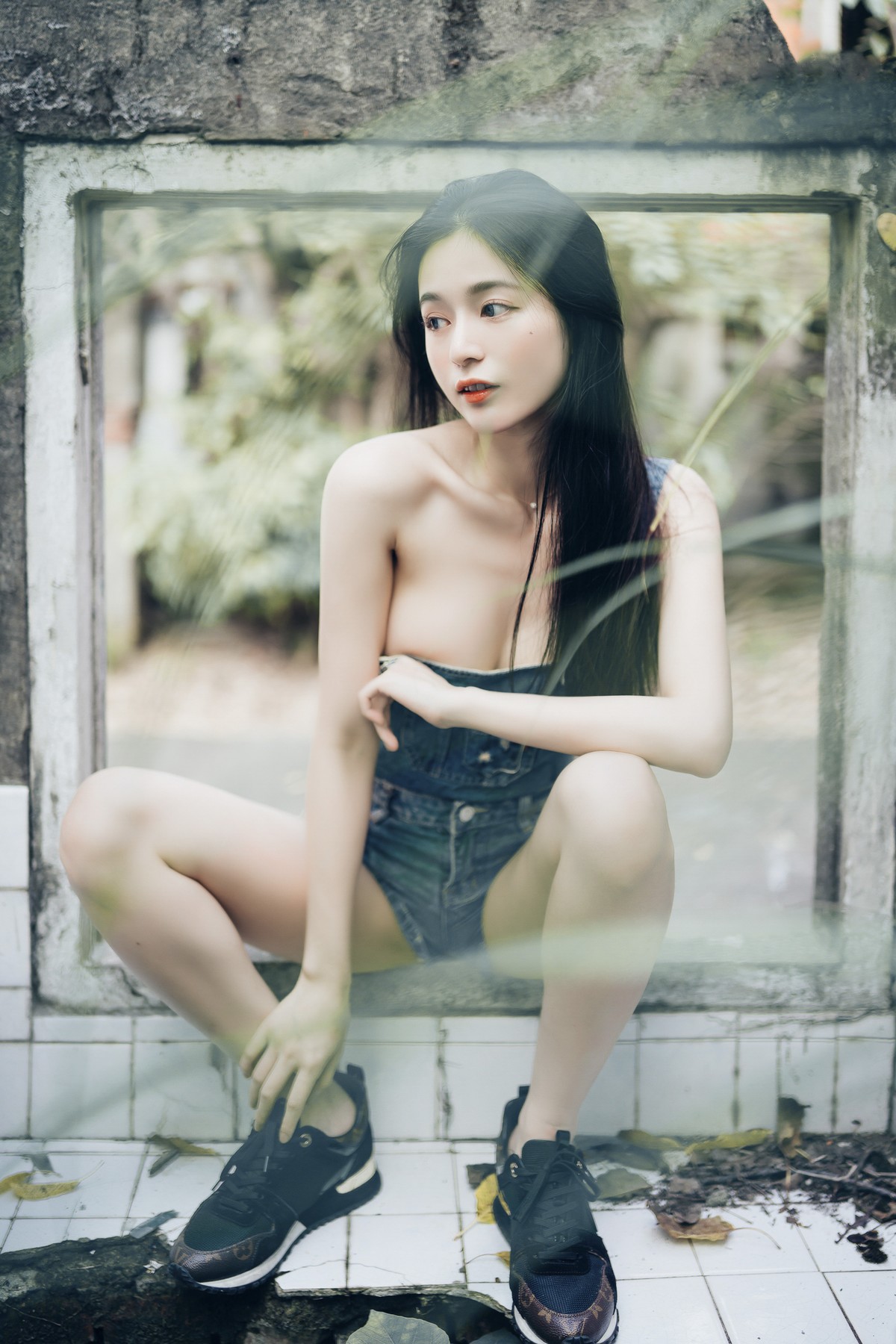 巨乳仙仙辰 野外露出初體驗❤️ 紅衣+透明內褲 裸上身吊帶褲 透明白色罩衫 Vol.02(3)