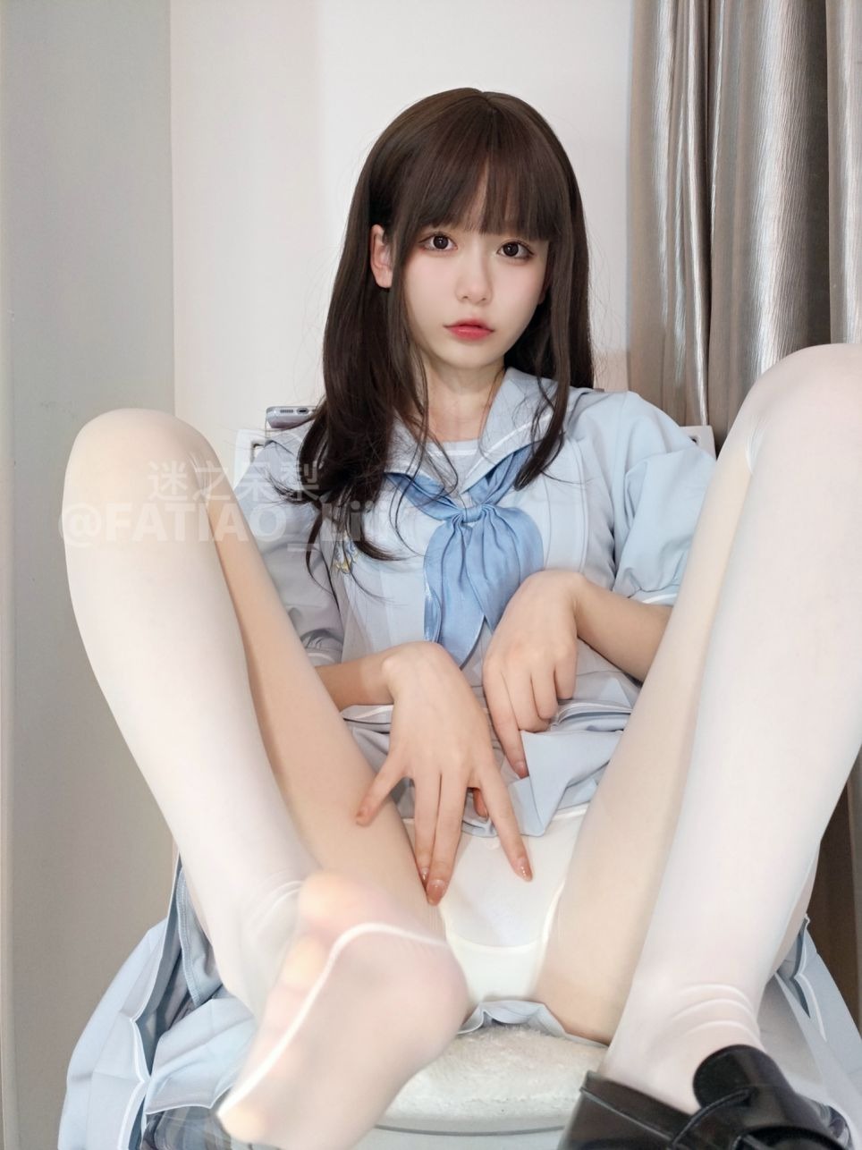 白ストッキング後輩 [20P1V-123MB](1)