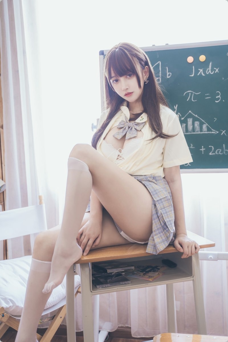 [Cos]过期米线线喵 – 教室写真[30P](8)
