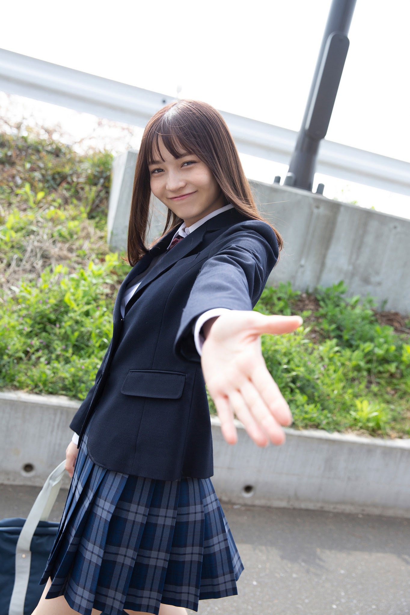 Nanako Kurosaki 黒嵜菜々子, ヤンマガWeb グラビアちゃんはバズりたい Peel the Apple(4)