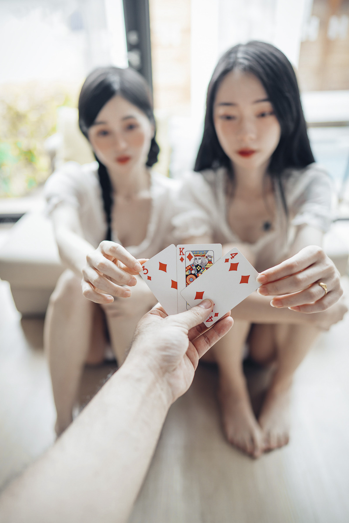 JVID精品 情色國王遊戲🔞比賽寫真情色大突破🔥 飄飄 辰辰 挑戰大家從沒有看過的她們 內容絕對厲害!!超誠意尺度滿滿的國王視角❤️讓兩位女神服侍 誰才是國王 Set.01(8)